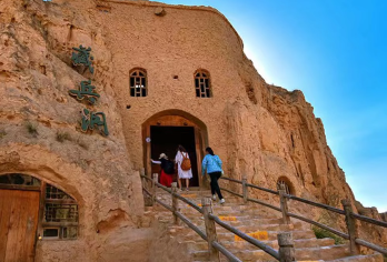 宁夏 银川一日游沙湖景区+水洞沟景区 │亲子游/家庭游【自然人文双体验：上午沙湖，赏水与 沙漠相依的独特景观；下午水洞沟，让你体验史前文化与古代军事智慧。】