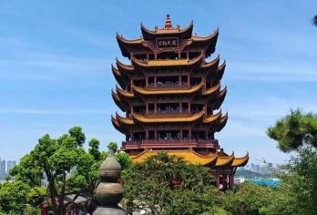 武汉黄鹤楼+湖北省博一日游丨武汉大学+东湖+户部巷+长江大桥【每当夕阳西下，黄鹤楼在余晖的映照下更显得雄浑典雅，仿佛在诉说着千年古都的古老传说和悠久的文化。】