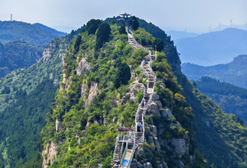 济南灵岩大佛山+红山欢乐世界一日游【这里森林覆盖率高达95%，空气质量优良天数年均达330天以上，是一个自然的“天然氧吧”。】