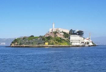 美国旧金山渔人码头+金门大桥+九曲花街+恶魔岛一日包车游【置身渔人码头，欣赏海岸美景逛特色小店，与海豹合影尽享乐趣】