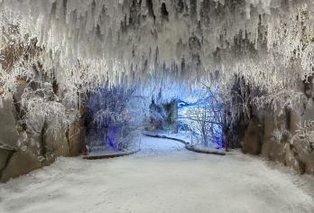 吉林陨石雨陈列馆+室内雾凇四季雪洞+吉海铁路总站旧址一日游【一江秀水，两大奇观，吉林陨石+雾凇奇景一站式观赏】