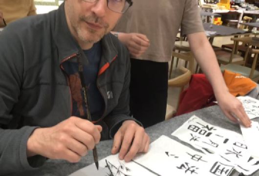 沉浸式中国书画体验【心灵逃离：一场通过墨香与呼吸进行的数字**与动态冥想之旅。 自信创作：从第一笔到完成作品——无需经验。 以墨传情：带走专属艺术杰作，不止于纪念品。】