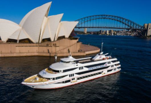 澳大利亚悉尼情人港库克船长游船3道式午餐巡游之旅【可选临窗】【搭乘悉尼港午餐游船，在船上享用现代澳洲风味料理，同时欣赏悉尼歌剧院、海港大桥与城市天际线的 360°】