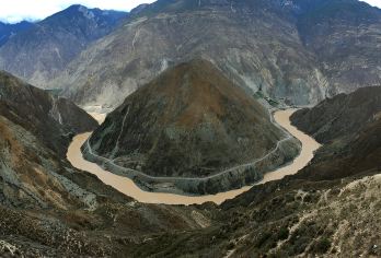 [丽江]长江第一湾私人游：虎跳峡、丽嘉古城【这是一个令人惊叹的自然现象，长江形成一个“V”形弯道，周围环绕着郁郁葱葱的山丘和宁静的村庄。 世界闻名的峡谷，山峰高耸，水流湍急，非常适合徒步旅行和自然爱好者。 联合国教科文组织世界遗产，拥有众多古建筑、石板路和传统文化，让您一窥纳西族的文化遗产。】