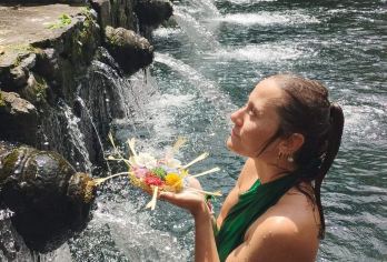 巴厘岛精神萨满与手相阅读和寺庙治疗之旅【沉浸在萨满或治疗师的能量中，通过转移自然能量来平衡你的脉轮能量 在水神庙进行精神净化，释放负能量，转化为正能量 通过手相师了解你的生活状况】