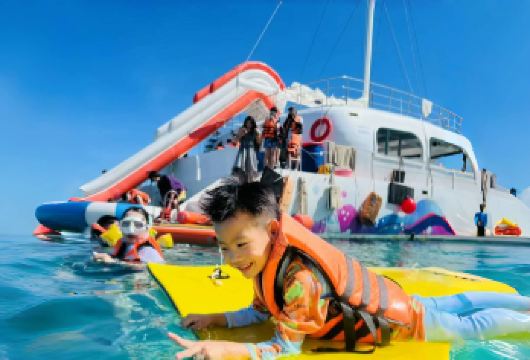 普吉鸡蛋岛半日游：友推帆船冰淇淋号，船程短不晕船，中文导游【乘坐颜值与舒适兼具的网红帆船，船程短、稳性强，告别晕船烦恼，老人小孩都能轻松享受出海乐趣。】