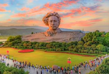 长沙橘子洲+韶山毛泽东同志故居+滴水洞一日活动【 长沙+韶山】【上午橘子洲，下午韶山故居+滴水洞，行程顺序可调。行程可加湘江游轮夜游或韶山《中国出了毛**》演出。】