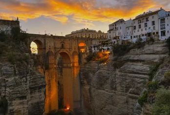 西班牙塞维利亚萨阿拉+龙达新桥+龙达斗牛场【白色村庄萨阿拉 【海明威笔下的“私奔之地”，俯瞰宫崎骏动画里的“天空之城”原型 探寻一座被山峦环绕的珍珠般小镇—】