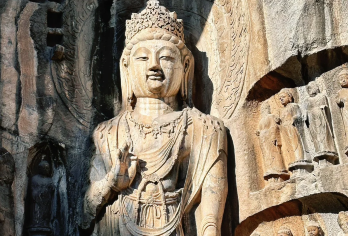 【金牌说】洛阳龙门石窟讲解2.5小时 大咖讲师8人精品小团【[金牌导游讲师团]他们博古通今，幽默睿智，善于挖掘文物背后的故事，用有趣的方式还原历史真相；】