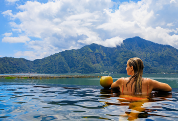 巴图尔火山吉普车日出一日游和金塔马尼温泉|多语种指南【乘坐舒适的四驱吉普车，在巴图尔火山的山坡上欣赏令人叹为观止的日出。 探索巴图尔火山引人注目的黑色熔岩原的独特火山地貌。 浸泡在温暖、富含矿物质的水中，欣赏火山和湖泊的全景。】