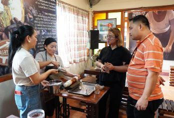 伊洛伊洛 Balay Tablea、Calle Real 和 Damires Hills 体验【在Balay Tablea亲手制作Tablea，品尝当地美食，探索正宗的Ilonggo风味 从伊洛伊洛广场 (Plazuela de Iloilo) 到皇家街 (Calle Real) 的跑步之旅，参观伊洛伊洛的标志性历史地标 在达米尔斯山 (Damires Hills) 欣赏壮丽的景色，呼吸清新的乡村空气，放松身心】