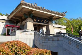 徐州一日游 龟山汉墓+云龙湖+丰储街+宝莲寺+戏马台  【1.市内上门接 、行程结束后送回起始点。】
