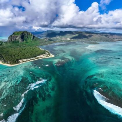 毛里求斯直升机观海底瀑布 七色土| 黑河谷 |泻湖岛|莫纳山