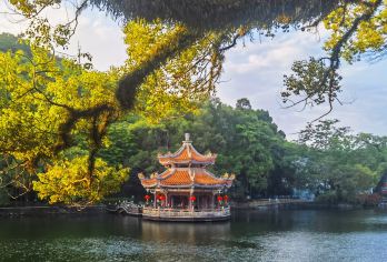 潮州出发|潮州古城牌坊+广济桥+龙湖古寨一日游【纯玩出行】【[优选司导]优选本地多年经验司机兼向导，熟悉旅游线路，了解当地特色美食，为您的旅途保驾护航】