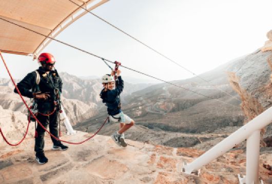 拉斯海马·空中统治者「30分钟自驾直升机+高空滑索」包车出行【早8点缆车登顶阿联酋之巅以120km/h撕裂世界最长滑索天幕，下午亲手驾驭直升机解锁观景独特视角】