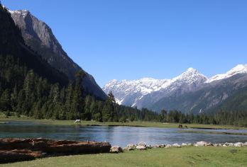 林芝巴松措+新措纯玩一日游丨湖心岛漫步，新措徒步丨市区接送【林芝当地出发，新措徒步天然氧吧，爱丽丝仙境】