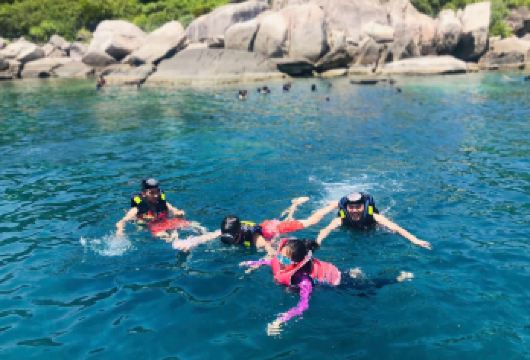 占婆岛一日游｜快艇珊瑚浮潜（双点）｜不含渔村参观【双点浮潜＋午餐＋岘港/会安接送】【享受充实的一日浮潜探险（可选水肺潜水）——不参观渔村、不上岸观光，只专注于海底世界的探索。 行程轻松便捷，包含岘港或会安市区酒店接送，乘坐快艇前往占婆岛联合国教科文组织保护区的两处缤纷珊瑚礁，尽情享受浮潜时光。 午餐品尝当地美食，之后悠闲放松，感受海滨风情，最后返回岘港或会安。】