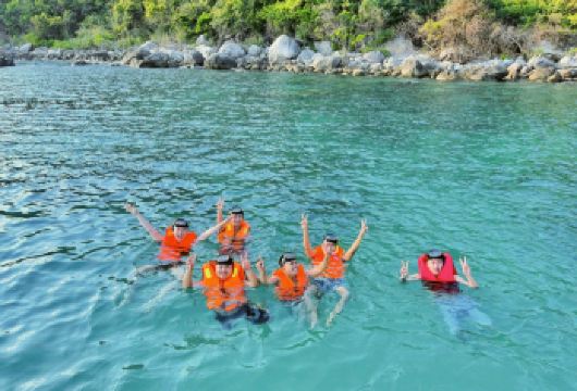 占婆岛一日游（含浮潜、可选水肺潜水和水疗）——从岘港/会安出发【酒店/度假村接送服务： 提供岘港市中心或会安市中心的免费接送服务 畅享占婆岛一日游，包含浮潜、沙滩时光及可选的水疗体验 我们提供 24 小时在线客户服务，并将在出发前一天与您联系，确保行程顺畅、无忧】