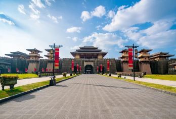 金华横店影视城一日游（杭州起止）【经典景点：横店三大景点 广州街香港街 秦王宫 明清宫苑。】