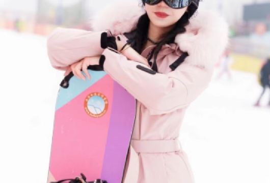 【白鹿原滑雪+白鹿仓】跟团一日游（大巴接送）【满25人发团】【除了双板、单板滑雪，还有雪圈、雪地陀螺等十多种嬉雪项目，“滑雪+嬉雪”一站式满足，大人小孩都能嗨。】