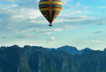 热气球+万荣一日游+丛林飞索+蓝色泻湖1号+午餐+车辆接送【坦江溶洞：可观光坦江溶洞、在旁边的坦江小蓝湖游泳】
