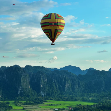 热气球+万荣一日游+丛林飞索+蓝色泻湖1号+午餐+车辆接送