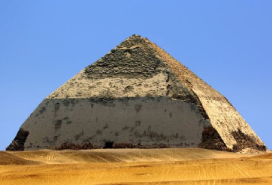 孟菲斯、塞加拉与代赫舒尔【从您下榻的开罗酒店出发，开启一段迷人的半日旅程，探索那些鲜少有人造访的金字塔。 您的首站将是塞加拉的左塞尔金字塔，接着前往代赫舒尔参观弯曲金字塔和红色金字塔，最后抵达孟菲斯结束行程。 探访古埃及王国首都孟菲斯遗址。您的冒险之旅将以返回酒店结束，留下关于埃及的永恒回忆。】