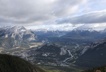 加拿大卡尔加里-班夫镇-弓河瀑布-朱砂湖【中文包车自由行】【中文专车出行，行程自己定义，无需等待，专属贴心服务，尽享惬意旅程】