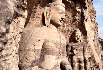 大同往返云冈石窟+灵岩寺+万佛洞包车一日游中英文服务【云冈石佛撼世界，灵岩古寺隐幽谷，万佛洞窟藏奇观，大同三宝耀寰宇。】