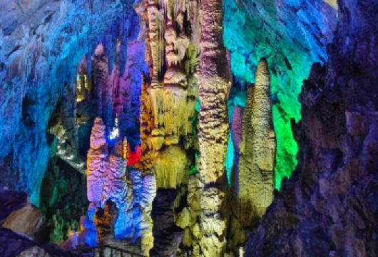 【纯玩8人团·含游船】武隆芙蓉洞+芙蓉江游船+九黎城一日游【[安全出行]根据当日出行人数，安排5-9座车型，正规车辆，资质齐全，为您的出行保驾护航；】