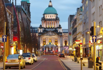 【都柏林拼团游】+巨人之路+黑暗树篱+邓路斯城堡+贝尔法斯特【探索壮观的巨人堤道，这里是联合国教科文组织世界遗产】