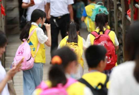 《拜水都江堰小小勘查员》亲子一日研学课程+研学手册+手工活动【小组合作、绘制工程图纸、用彩泥制作都江堰水利工程，并小组讨论水利工程的部分和工程原理】