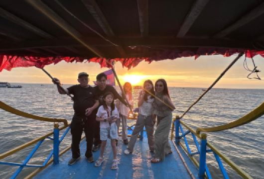 磅士卑水上村庄与日落船【文化之旅：首先参观热闹的湿货市场，在专家的带领下，感受充满活力的鱼类贸易和当地生活！宁静的乘船之旅：跟随英语导游，乘船游览磅礴水上村庄，体验独特的水上生活方式！日落之旅：以水上村庄的壮丽日落美景结束旅程，捕捉暹粒这处亮点的美丽与魅力！】