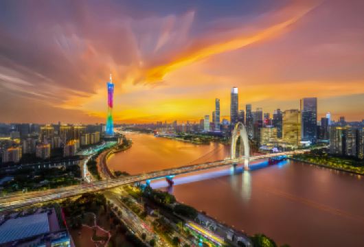 广州精华日游：珠江、祖庙与老城区【沿着珠江滑行，欣赏标志性的广州塔，捕捉现代广州璀璨的天际线。 踏入陈家祠，惊叹于令人叹为观止、精雕细琢的岭南传奇雕刻与雕塑世界。 漫步永庆坊的历史街巷，在正宗的花园剧场欣赏一场生动的粤剧表演。】