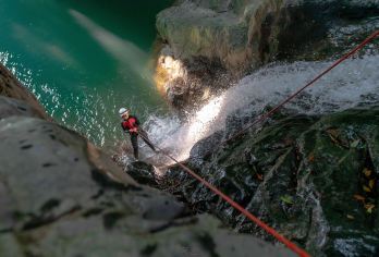 【<酷游贵州-石龙溪溯溪跳潭>亲近自然，体验户外乐趣】【全套水域装备（绳索瀑降、浆板，潜水湿衣，救生衣等）】