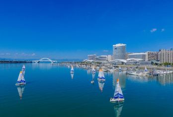 厦门帆船出海一日游【五缘湾帆船港/香山游艇会可选+官方出票】【[随时可定]每天8:40-17:30，每10分钟一班船，随时可定，官方出票，提前40分钟可更改时间。】