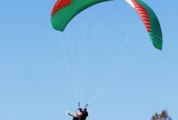 浙江湖州安吉驭风铜锣山滑翔伞【预约优先安排+俯瞰高山平湖】【无需技术经验，全程专业持证教练一带一飞行；】