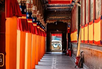 西宁+塔尔寺+贵德国家地质公园1日（真纯玩|无套路|服务好）【私密/自由/猎新/慢节奏，早晨出发时间晚，景区游览时间充足，旅途行程自由，给您一天深度休闲体验之旅。】