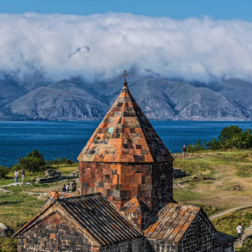 亚美尼亚之心：埃里温包车一日｜漫游蓝宝石赛凡湖与千年修道院