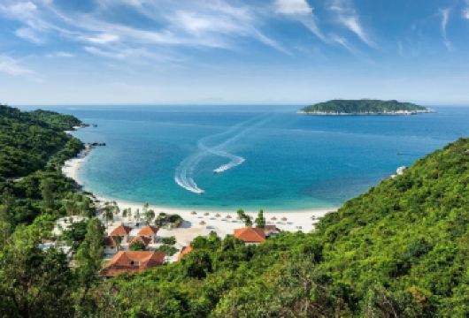 会安和岘港出发的占婆岛日游【前往风景如画的占婆岛一日游，该岛属于联合国教科文组织世界生物圈保护区——占婆岛海洋公园的一部分 有机会观赏壮观稀有的海洋生物与动物奇观。体验浮潜和游泳，近距离欣赏繁茂蓬勃的珊瑚礁群。 体验浮潜与游泳，近距离观赏繁茂的珊瑚礁群。享用美味套餐午餐，并有机会在】