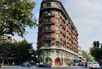 上海耀雪冰雪世界+武康路+武康大楼+安福路一日游【嗨玩冰雪世界的刺激，欣赏上海绚烂外滩夜景】