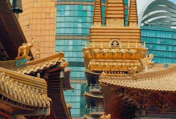 上海武康路+静安寺+东方明珠+外滩一日游可英文服务【武康路梧桐锁清秋，静安寺焚音涤尘心，田子坊弄堂藏新潮，外滩霓虹耀百年。】