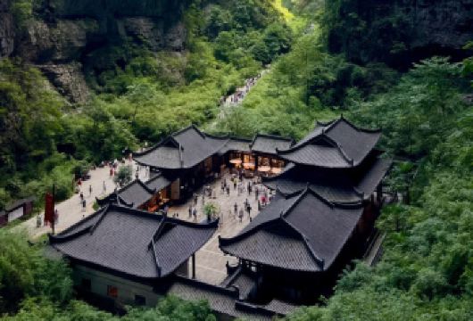 武隆天生三桥+蚩尤九黎城+乌江画廊游船1小时含游船票一日游【[品质亮点]全程高速，时间都留在景区，一单一团，不拼团，真正体验青山绿水人在画中游。】