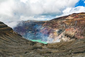 九州熊本:阿苏中岳火山+草千里+黑川温泉竹灯祭 (福冈出发)【阿苏草千里高原｜辽阔草原尽显自然之美，远眺喷烟弥漫的中岳火山。冬季白雪覆盖，静谧壮丽，适合拍摄美景。】