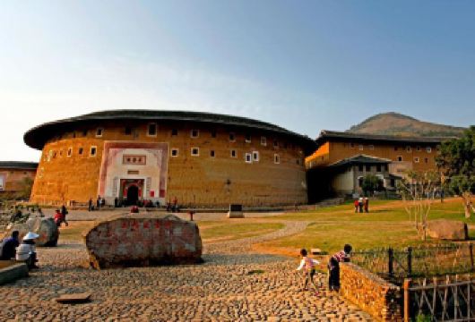 福建土楼(永定)景区+福建土楼王景区一日游【商务小团可选】【[星级服务宾至如归]天天发团自有车队，安全有保障，热情领队，趣味讲解，贴心服务，老幼忧舒适欢乐游。】