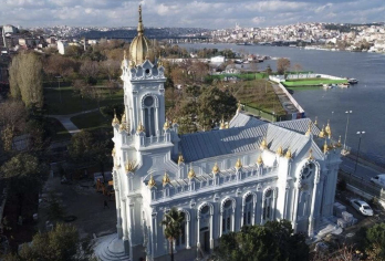 伊斯坦布尔老城区历史之旅（含导游）：巴拉特、圣索菲亚大教堂和蓝色清真寺【欣赏圣斯蒂芬铁教堂，了解圣乔治教堂的故事，并在巴拉特色彩缤纷的街道和阶梯中自由漫步。 乘船游览伊斯坦布尔的亚洲一侧，在船上享用美味的午餐，并以轻松的节奏从水上欣赏这座城市。 在导游的带领下参观圣索菲亚大教堂和蓝色清真寺，免去排队之苦，同时还能了解伊斯坦布尔**标志性地标背后的历史。】