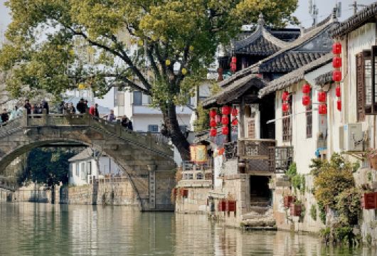 枫泾水乡私人游：含午餐和游船（比朱家角更正宗）【走进原汁原味的水乡！远离喧嚣，漫步于地道的上海水乡，感受当地人的日常生活和工作 乘坐私人游艇，畅游风景秀丽的水道，品尝传统小吃。 探索隐藏的瑰宝，包括***时代的遗迹和地下掩体系统】