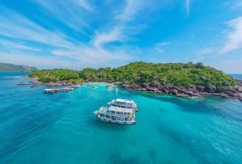 富国岛+指甲岛+甘吉岛+云退岛一日游【3岛跳岛 含午餐浮潜】【探索越南天堂富国岛，以其热带奇观和美丽的白沙滩而闻名，乘坐游轮进行跳岛游，欣赏壮丽的日落和迷人的景色】