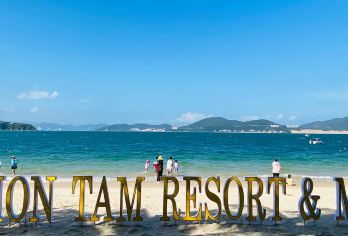 芽庄双岛一日游（黑岛+蚕岛套）【蚕岛因其独特的形状而闻名，从空中俯瞰，这座海岛宛如一条蚕，静静地躺在碧波荡漾的海水中。】