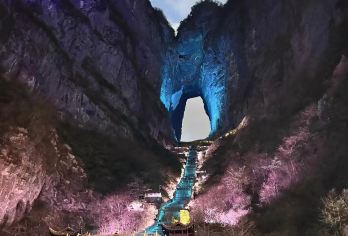 【8人·纯玩商务小团·优先A/B线 】天门山一日游+上门接送【纯玩无购物，天门山热门景点全打卡[全长7445米的索道+天门洞+999阶梯+天门山寺+玻璃栈道]】